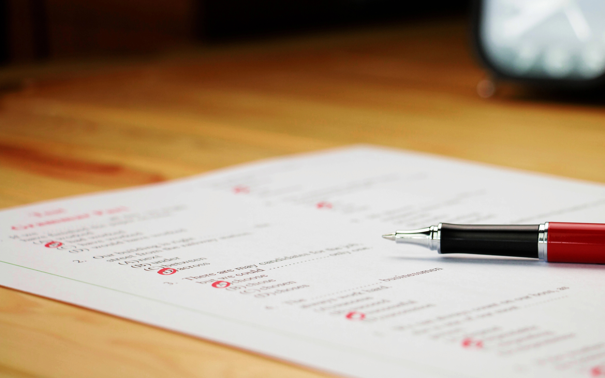 vista cercana de hoja con marcas de evaluacion de seleccion multiple